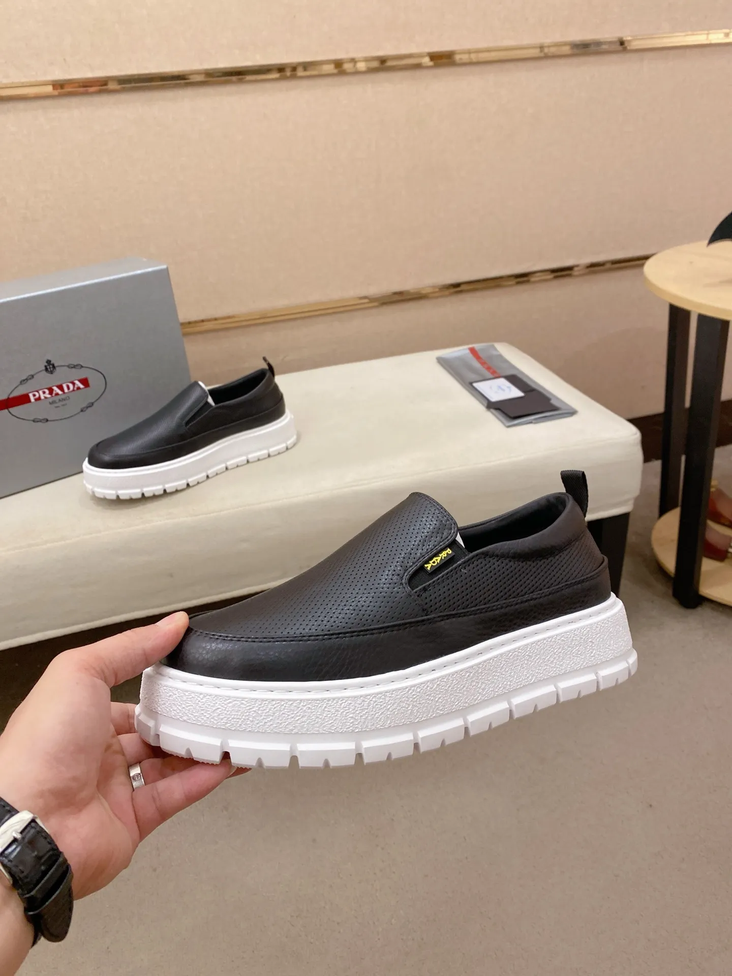Men's shoes 💰 580💰 ✔️✔️✔️High version High-quality new PRADA (Prada) counters are launched simultaneously, new men's shoes, 😘fabrics are selected from first-layer cowhide fabrics. Lining: Imported cowhide leather lining. 👍🏿High-end☄️Open-molded non-slip rubber outsole, exquisite lines, simple and elegant, comfortable and high-end for leisure travel. Code number: 38 to 45